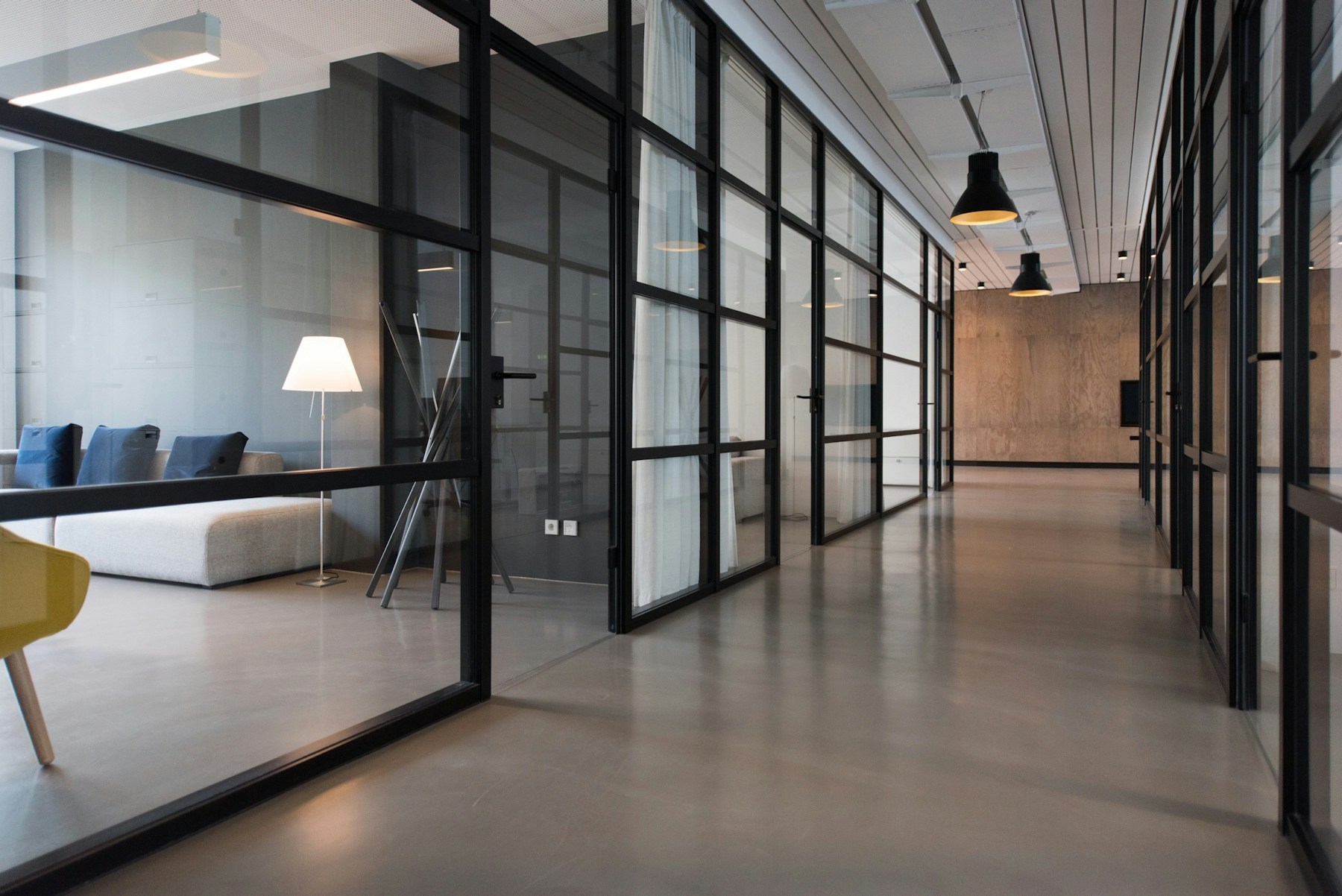 Un espace de travail lumineux aux surfaces soignées